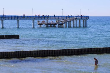Yaz aylarında ünlü tatil Zelenogradsk (eski Cranz olarak da bilinir) Baltık Denizi kıyısında uzun köstebek görünümü.