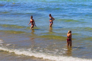 Ünlü tatil Zelenogradsk (eski Cranz olarak da bilinir) yaz aylarında Baltık Denizi'nin mavi suda yıkanan bilinmeyen genç kadınlar.