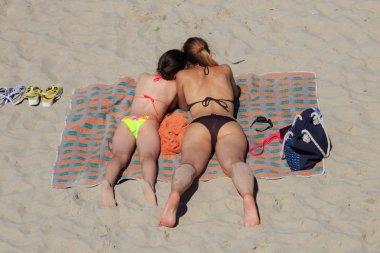 Bilinmeyen insanlar yaz aylarında ünlü tatil Zelenogradsk (eski Cranz olarak da bilinir) Baltık Denizi kıyısında kum plajda güneşleniyor.