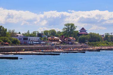 Yaz aylarında ünlü tatil Zelenogradsk (eski Cranz olarak da bilinir) Baltık Denizi kıyısında kumlu plaj görünümü.