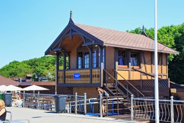 Yaz aylarında ünlü tatil Zelenogradsk (eski Cranz olarak da bilinir) Baltık Denizi kıyısında modern ahşap evin görünümü.