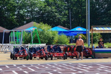 Ünlü deniz beldesi Zelenogradsk 'da (eski adıyla Cranz) yazlık istasyon üç tekerlekli bisiklet kirası.