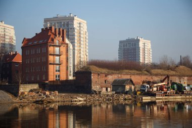 Kaliningrad'daki Alman inşaatlarının eski savaş öncesi tarihi evleri ve Rus modern binası (eski Alman şehri Konigsberg)