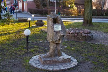 Baltık Denizi kıyısında ünlü tatil Zelenogradsk (eski Cranz olarak da bilinir) ortaçağ giysileri içinde bir adamın tarihsel heykel parçası