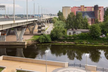 Kaliningrad 'ın merkezindeki Amiral Tributs 'in yakınında, Pregolya Nehri üzerindeki modern köprü ile Cityscape.
