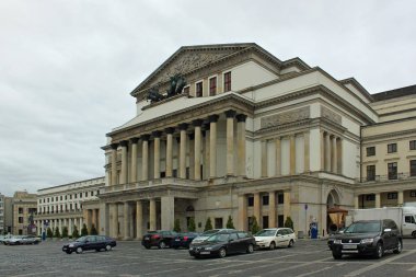 Varşova 'daki tarihi Tiyatro Meydanı 'nda büyük tiyatro ve Ulusal Opera (Teatr Wielki) manzarası.