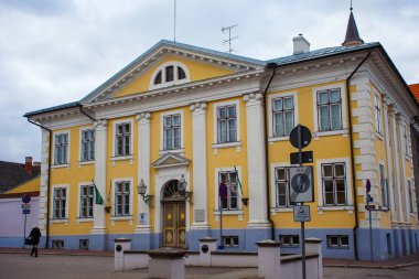 Parnu tarihi merkezinde Uus sokakta Belediye Binası binası.