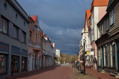 Parnu'nun tarihi merkezindeki eski binalar.