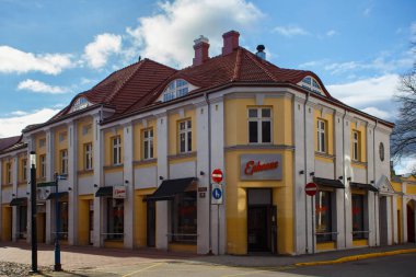 Ruutli caddesi üzerinde Parnu tarihi merkezinde eski bina.