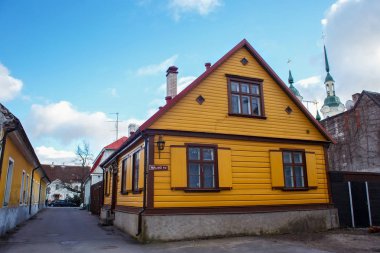 Parnu tarihi merkezinde taze boyalı duvarları ile eski ahşap sarı bina.