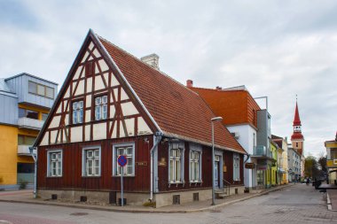 Uus caddesiüzerinde Parnu tarihi merkezinde yarı ahşap unsurları ile eski binalar.