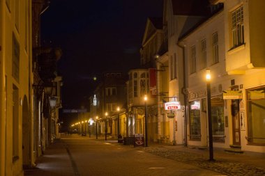 Parnu tarihi merkezinde Ruutli sokak gece görünümü