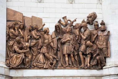 Kurtarıcı İsa Katedrali'nin ön cephesinde bronz heykeller.