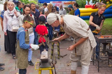 Zelenogradsk tatil kasabasında Demircilik ve sanat dövme çocuklar ve yetişkinler için sokak Atölyesi (Cranz).