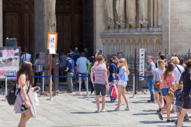 Yer Jean Paul Ii (Parvis Notre-Dame) üzerinde Notre-Dame-de-Paris kiliseye Kuyruk). 