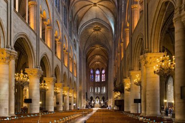 Notre-Dame de Paris kilisesinin iç.