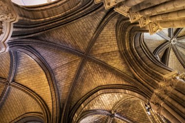 Notre-Dame de Paris kilisesinde eski tavan. 