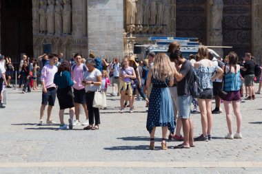 Yer Jean Paul Ii (Parvis Notre-Dame) üzerinde Notre-Dame-de-Paris kiliseye Kuyruk). 
