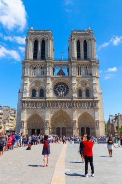 Ünlü Notre-Dame de Paris kilisesinin görünümü. 