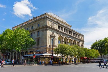 Theatre de la Ville manzarası (Şehir Tiyatrosu veya Sarah-Bernhardt).