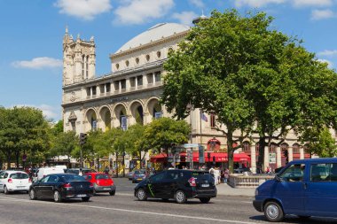 Theatre de la Ville manzarası (Şehir Tiyatrosu veya Sarah-Bernhardt).