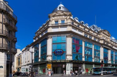 Yaz aylarında Rue de Rivoli üzerinde Paris'in orta kesiminde eski tarihi binalar.