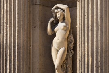 Sokak taşı niş Içinde Louvre Sarayı'nın tarihi heykellerinden biri