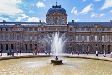 Louvre'daki binaların manzarası. Dünyanın en büyük sanat müzesi dir ve tarihi Louvre Sarayı'nda yer almaktadır.