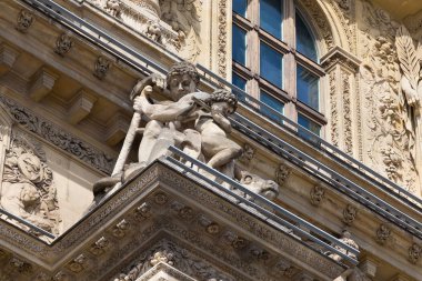 Louvre'daki Pavillon Richelieu cephesinin detayları. 