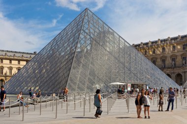 Louvre ünlü modern cam piramit görünümü. 