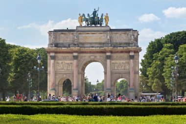 Yaz aylarında Paris'in tarihi merkezinde Tuileries Garden yakınlarındaki Arc de Triomphe du Carrousel manzarası.