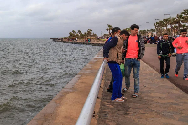 Groupe de jeunes hommes à Nador près de la lagune de Mar Chica . — Photo