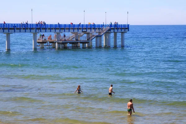 Вид на довгий моль на узбережжі Балтійського моря в знаменитому курорті Зеленоградськ (раніше відомий як Кренз) в літній час. — стокове фото