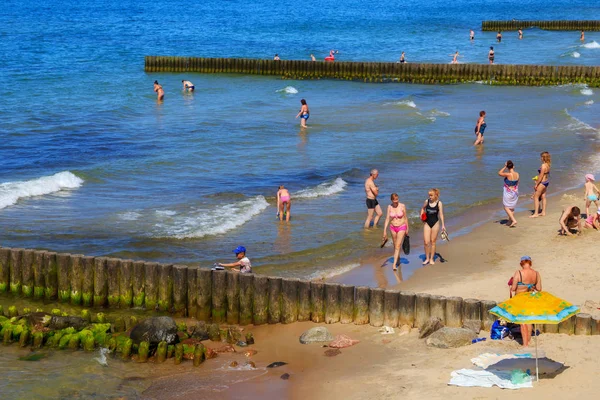 Onbekende mensen rusten op een zandstrand aan de Oostzeekust in het beroemde Resort Zelenogradsk (voorheen bekend als Cranz) in de zomertijd. — Stockfoto