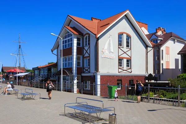 Widok na Hotel 20 Meridian na wybrzeżu Morza Bałtyckiego w słynnym kurorcie Zelenogradsk (dawniej znany jako Cranz) latem. — Zdjęcie stockowe