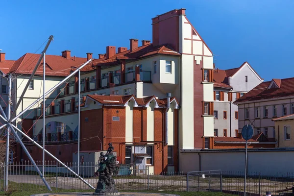 Vista del hotel Sambia en la costa del Mar Báltico en el famoso complejo Zelenogradsk (anteriormente conocido como Cranz) en primavera . — Foto de Stock