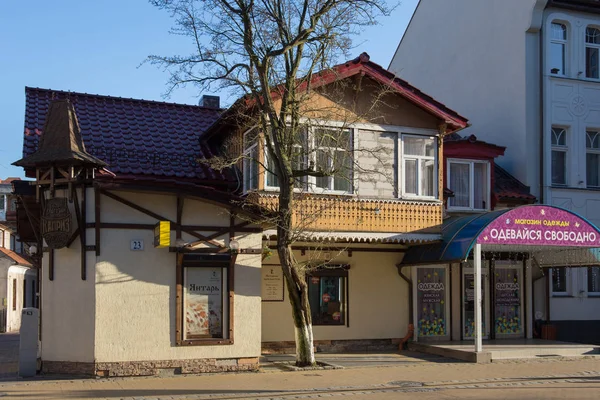 Típico antiguo edificio histórico alemán con elementos de madera en la prospekt Kurortnyy en el famoso complejo Zelenogradsk (anteriormente conocido como Cranz ). — Foto de Stock