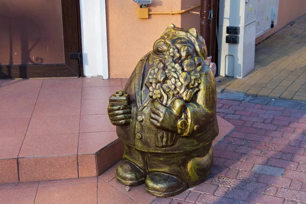 Escultura del gato elegante cerca de la oficina de registro de bodas en el famoso complejo Zelenogradsk (anteriormente conocido como Cranz) en la costa del Mar Báltico . — Foto de Stock