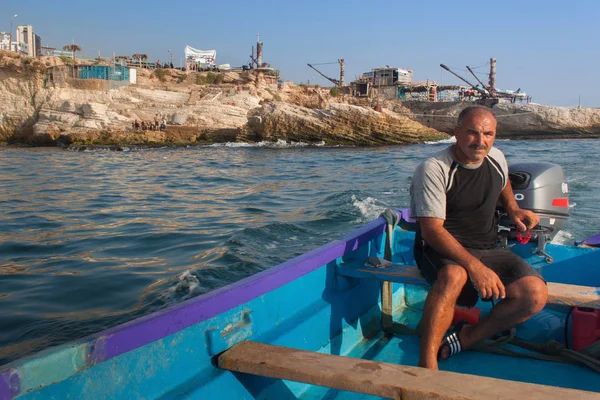 Hombre desconocido en un barco en el mar Mediterráneo cerca de la costa del Líbano en la zona del distrito de Raouche en Beirut . — Foto de Stock