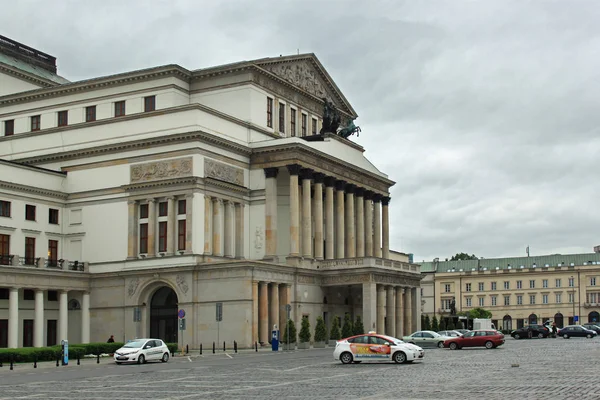 Kilátás a Grand Theatre és a National Opera (Teatr Wielki) a történelmi Színház tér Varsó. — Stock Fotó