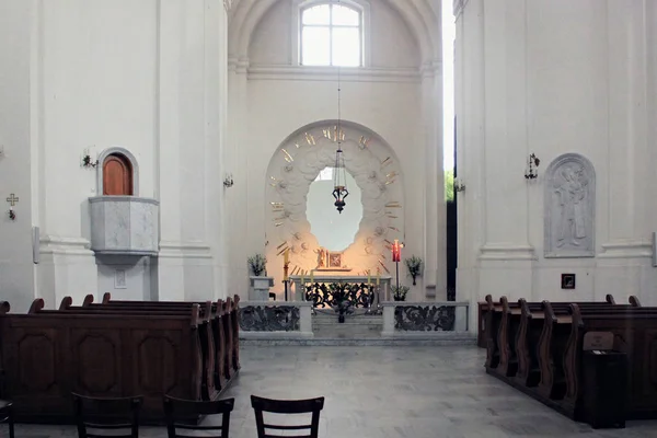 Interior de la iglesia católica romana de San Kazimierz en la ciudad nueva de Varsovia en Rynek Nowego Miasta St . — Foto de Stock