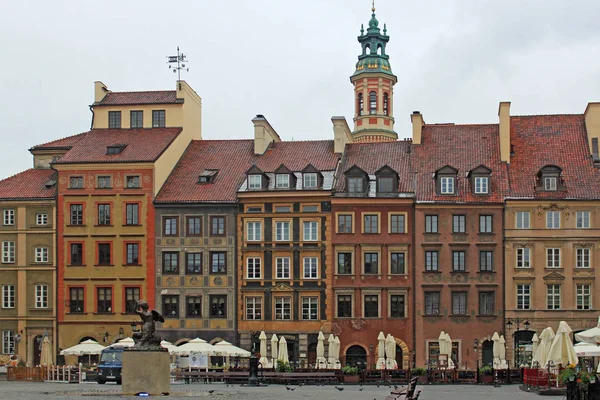 Blick auf den Marktplatz der Warschauer Altstadt (rynek starego miasta)). — Stockfoto