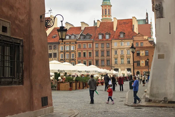 Blick auf den Marktplatz der Warschauer Altstadt (rynek starego miasta)). — Stockfoto