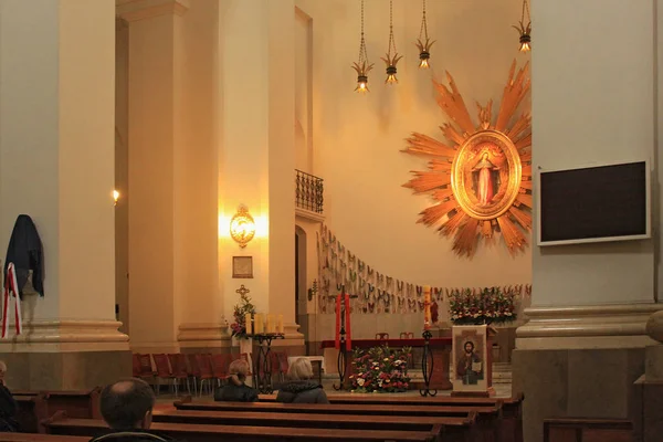 Interno della Chiesa della Graziosa Madre di Dio (Chiesa dei Gesuiti) nel centro storico di Varsavia . — Foto Stock