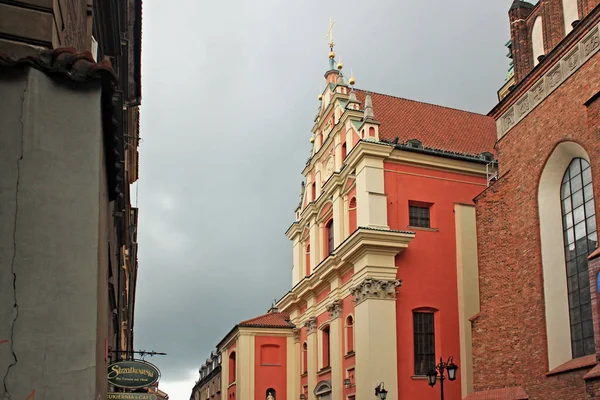 Widok kościoła Łaskawej Matki Bożej (Kościół Jezuitów) na starym mieście w Warszawie — Zdjęcie stockowe