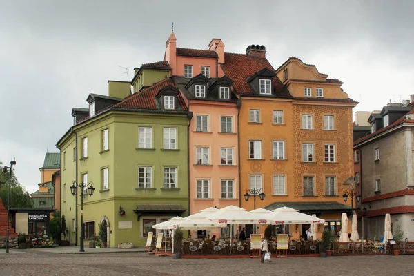 Vista de los edificios históricos de la Plaza del Castillo de Varsovia. Es una plaza histórica frente al Castillo Real . —  Fotos de Stock