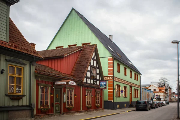 Old wooden buildings with half-timbered elements in historical center of Parnu on the Kuninga street. — Stock Photo, Image