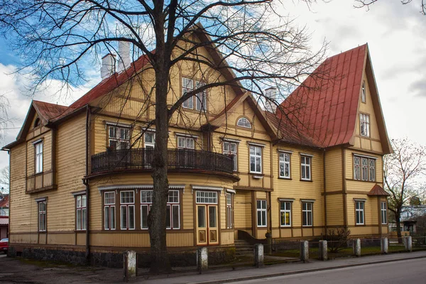 Stora gamla trä gula byggnaden i historiska centrum av Pärnu. — Stockfoto