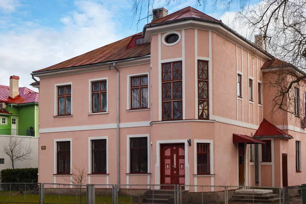 View of the old pink building in historical center of Parnu. — Stock Photo, Image