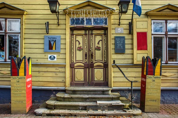 Dörrarna till den gamla trä gula byggnaden i Parnus historiska centrum. — Stockfoto